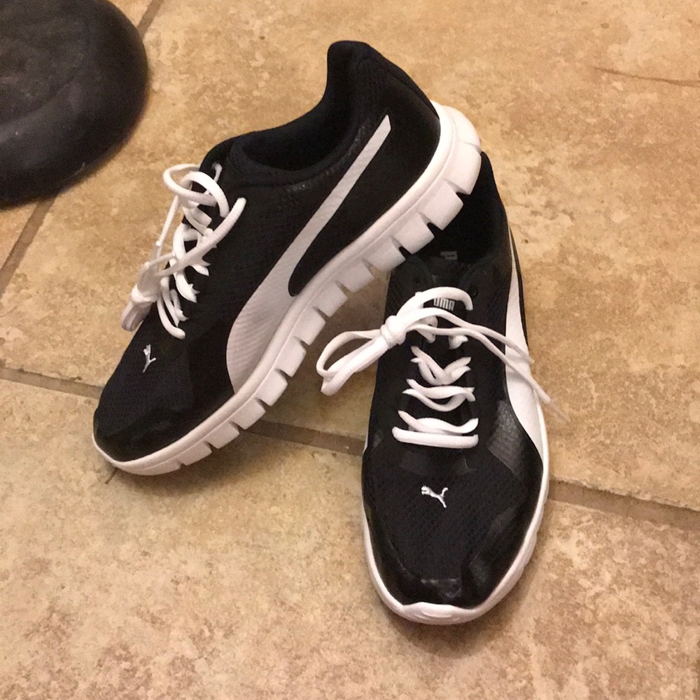 Tennis shoes